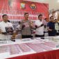 Ditreskrimsus Polda Kepri Gelar Konferensi pers ungkap kasus sindikat peredaran uang dolar palsu di lobi utama Polda Kepri, Rabu (31/1/2024). Matapedia6.com/ luci