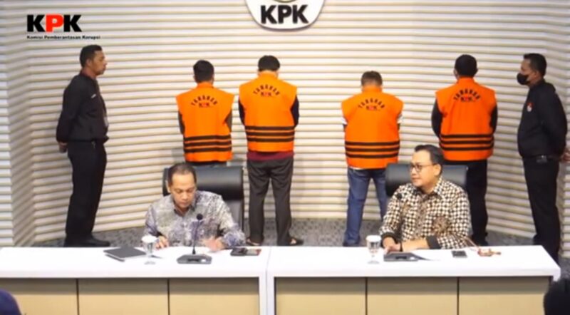 Bupati Labuhan Batu bersama anggota DPRD serta dua pihak swasta yang terjaring OOT KPK di tunjukkan ke muka publik Dalam jumpa pers yang digelar Jumat, 12 Januari 2024 di Gedung Merah Putih KPK, Jakarta. Matapedia6.com/ nett