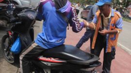 Juru parkir (jukir) menarik retribusi parkir kepada pengendara di Batam, Senin (15/1/2024) Matapedia6.com/ luci