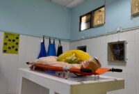 Jenazah pelaku perampokan yang sempat jalani perawatan di RSBP Sekupang, berada di kamar jenazah sebelum dijemput keluarga. Matapedia6.com/ luci
