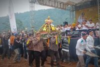 Kirab gunungan sedekah bumi dari 19 kecamatan yang ada di Kabupaten Pekalongan acara festival durian yang diselenggarakan di alun-alun Kajen, Kabupaten Pekalongan, Jawa Tengah, Minggu (14/1). Matapedia6.com/ Radarpekalongan