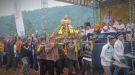 Kirab gunungan sedekah bumi dari 19 kecamatan yang ada di Kabupaten Pekalongan acara festival durian yang diselenggarakan di alun-alun Kajen, Kabupaten Pekalongan, Jawa Tengah, Minggu (14/1). Matapedia6.com/ Radarpekalongan