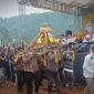 Kirab gunungan sedekah bumi dari 19 kecamatan yang ada di Kabupaten Pekalongan acara festival durian yang diselenggarakan di alun-alun Kajen, Kabupaten Pekalongan, Jawa Tengah, Minggu (14/1). Matapedia6.com/ Radarpekalongan