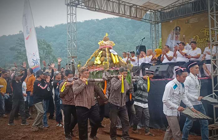 Kirab gunungan sedekah bumi dari 19 kecamatan yang ada di Kabupaten Pekalongan acara festival durian yang diselenggarakan di alun-alun Kajen, Kabupaten Pekalongan, Jawa Tengah, Minggu (14/1). Matapedia6.com/ Radarpekalongan