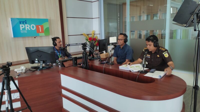 Kasi Intel Kejari Batam saat menjadi narasumber di RRI Batam, Kamis (18/1/2024). Foto:Dok/Kejaksaan Batam
