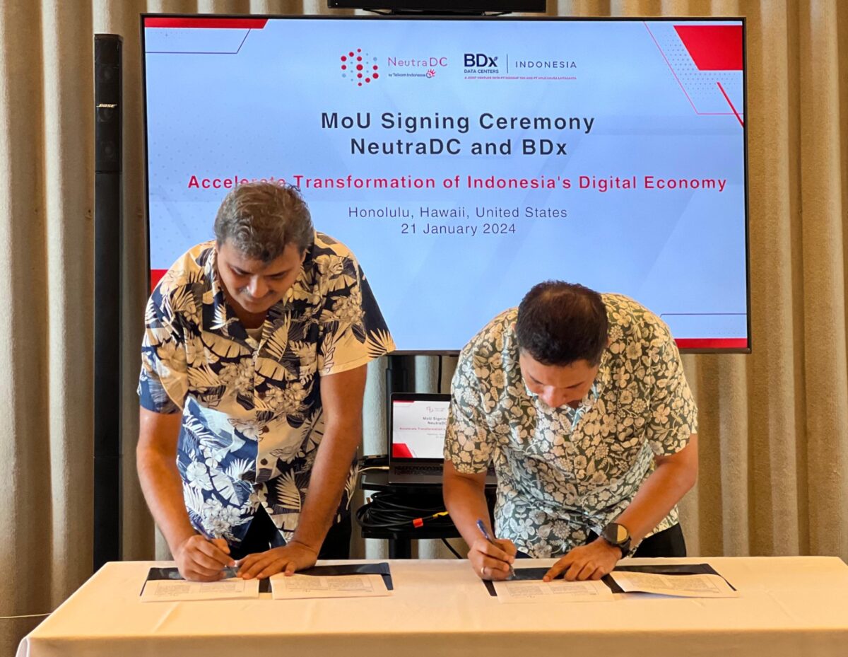 CEO NeutraDC, Andreuw Th A F (kanan) dan CEO BDx, Mayank Srivastava saat penandatanganan Nota Kesepahaman (MoU) antara Telkom Data Ekosistem (NeutraDC) dan joint venture dari BDx Data Centers (BDx), Indosat, dan Lintasarta, BDx Indonesia di Pacific Telecommunications Council (PTC) 2024, di Honolulu, Hawaii, AS, pada Minggu (21/1).Foto:Dok/Telkom