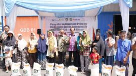 Pemko Batam Salurkan Bantuan pangan cadangan pemerintah di Kelurahan Batu Merah, Kamis (1/2/2024). Foto:Dok/Diskominfo