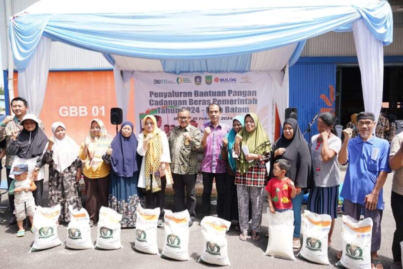 Pemko Batam Salurkan Bantuan pangan cadangan pemerintah di Kelurahan Batu Merah, Kamis (1/2/2024). Foto:Dok/Diskominfo