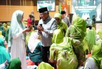 Sekretaris Daerah Kota Batam, Jefridin Hamid bersalaman dengan anggota NU setelah selesai melaksanakan Doa bersama. Matapedia6.com/ Diskominfo