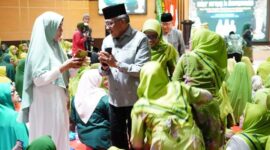 Sekretaris Daerah Kota Batam, Jefridin Hamid bersalaman dengan anggota NU setelah selesai melaksanakan Doa bersama. Matapedia6.com/ Diskominfo