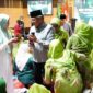 Sekretaris Daerah Kota Batam, Jefridin Hamid bersalaman dengan anggota NU setelah selesai melaksanakan Doa bersama. Matapedia6.com/ Diskominfo
