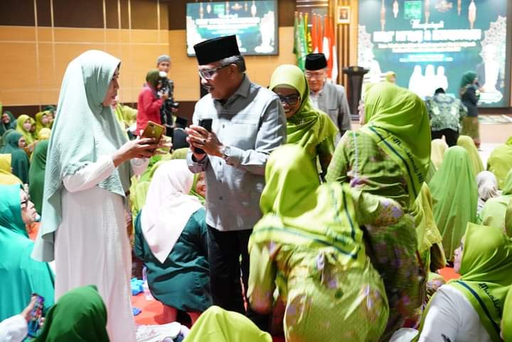 Sekretaris Daerah Kota Batam, Jefridin Hamid bersalaman dengan anggota NU setelah selesai melaksanakan Doa bersama. Matapedia6.com/ Diskominfo