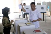 Wali Kota Batam sekaligus Kepala BP Batam Muhammad Rudi saat memasukkan surat suara, Rabu (14/2/2024). Foto:Dok/Diskominfo-matapedia6