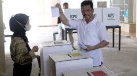 Wali Kota Batam sekaligus Kepala BP Batam Muhammad Rudi saat memasukkan surat suara, Rabu (14/2/2024). Foto:Dok/Diskominfo-matapedia6