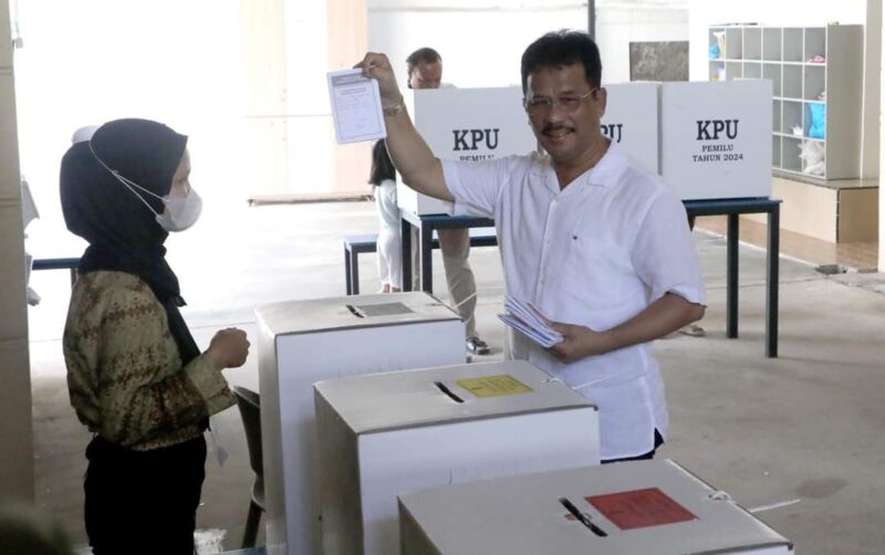Wali Kota Batam sekaligus Kepala BP Batam Muhammad Rudi saat memasukkan surat suara, Rabu (14/2/2024). Foto:Dok/Diskominfo-matapedia6