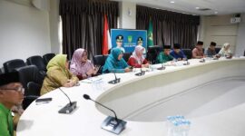 Sekretaris pemerintah daerah (Sekda) Kota Batam, bersama kepala OPD di Kota Batam mengikuti sosialisasi Penilaian Penghargaan Jaminan Sosial Ketenagakerjaan Paritrana Award 2024 secara virtual dari Kantor Pemko Batam, Jumat (16/2/2024). Matapedia6.com / Diskominfo Batam