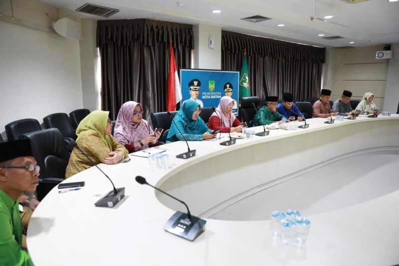 Sekretaris pemerintah daerah (Sekda) Kota Batam, bersama kepala OPD di Kota Batam mengikuti sosialisasi Penilaian Penghargaan Jaminan Sosial Ketenagakerjaan Paritrana Award 2024 secara virtual dari Kantor Pemko Batam, Jumat (16/2/2024). Matapedia6.com / Diskominfo Batam