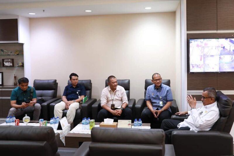 Kepala BPJS TK bersama Sekda Batam. Foto:Dok/Diskominfo Batam