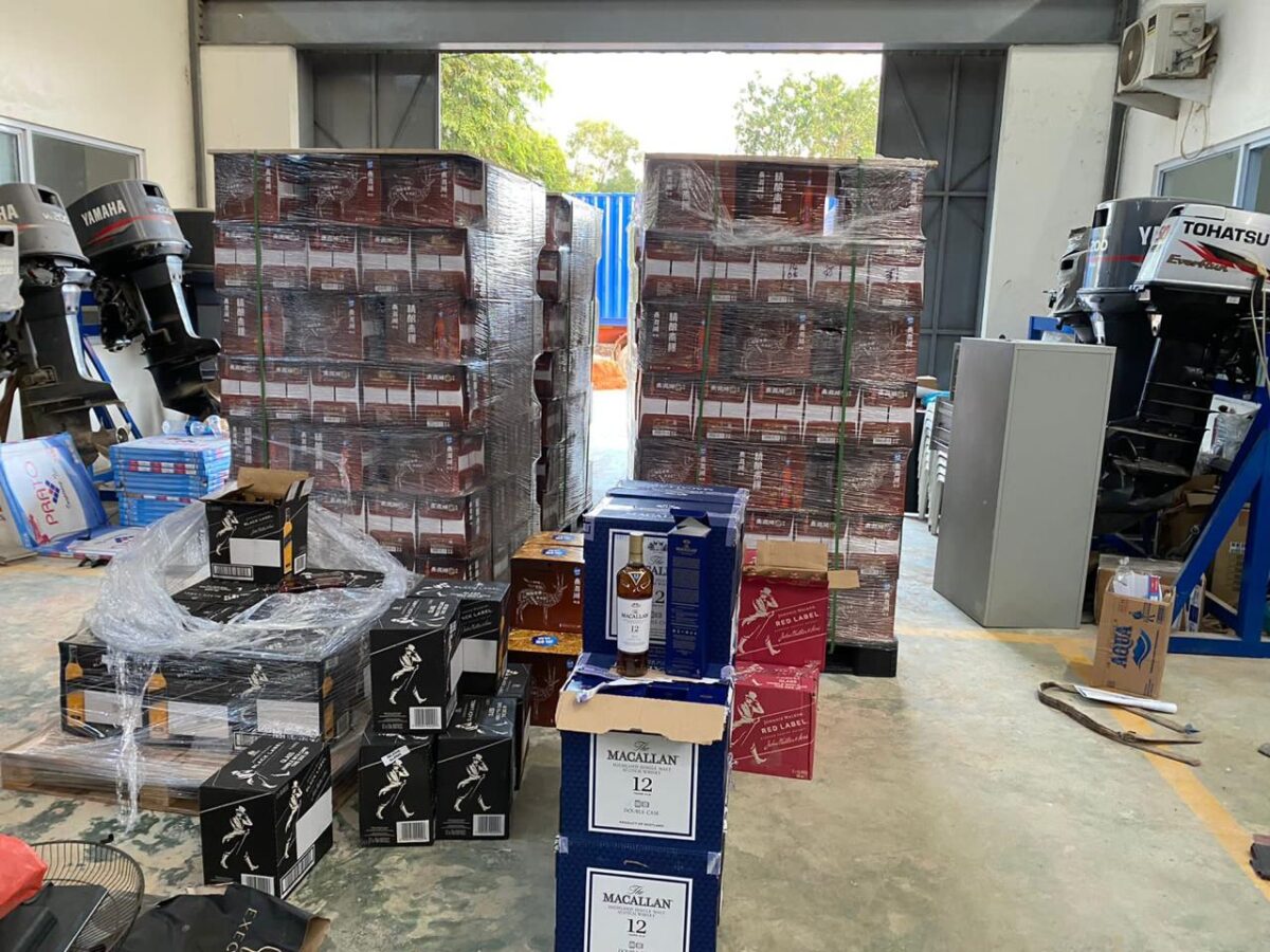 Ribuan minuman keras dari dalam kontainer yang diduga tidak memiliki dokumen lengkap disimpan di Gudang hasil penindakan Bea Cukai di Tanjunguncang, Kamis (1/2/2024). Matapedia6.com/ Dok Bea Cukai