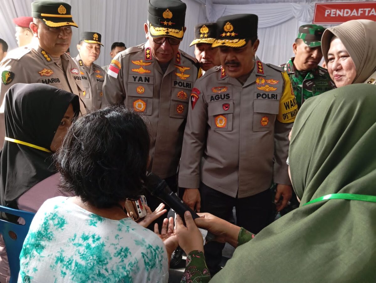 Waka Polri Komjen Pol Drs Agus Andrianto di dampingi Kapolda Kepri Irjen Pol Yan Fitri Halimansyah saat meninjau pemeriksaan kesehatan di tenda yang sudah disiapkan di Lapangan Temenggung Abdul Jamal Batam, Jumat (2/2/2024). Matapedia6.com/ luci