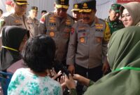 Waka Polri Komjen Pol Drs Agus Andrianto di dampingi Kapolda Kepri Irjen Pol Yan Fitri Halimansyah saat meninjau pemeriksaan kesehatan di tenda yang sudah disiapkan di Lapangan Temenggung Abdul Jamal Batam, Jumat (2/2/2024). Matapedia6.com/ luci
