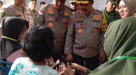 Waka Polri Komjen Pol Drs Agus Andrianto di dampingi Kapolda Kepri Irjen Pol Yan Fitri Halimansyah saat meninjau pemeriksaan kesehatan di tenda yang sudah disiapkan di Lapangan Temenggung Abdul Jamal Batam, Jumat (2/2/2024). Matapedia6.com/ luci

