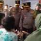Waka Polri Komjen Pol Drs Agus Andrianto di dampingi Kapolda Kepri Irjen Pol Yan Fitri Halimansyah saat meninjau pemeriksaan kesehatan di tenda yang sudah disiapkan di Lapangan Temenggung Abdul Jamal Batam, Jumat (2/2/2024). Matapedia6.com/ luci
