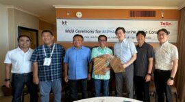Chief Executive Officer (CEO) Telin Budi Satria Dharma Purba (ketiga dari kiri) dan Senior Vice President KT Corporation Jehoon Myung (keempat dari kanan) usai penandatanganan Memorandum of Understanding (MoU) komitmen konsorsium ALPHA disaksikan Direktur Utama Telkom Ririek Adriansyah (kedua dari kiri), Direktor Wholesale & International ServiceTelkom Bogi Witjaksono (keempat dari kanan), Direktur Group Business Development Telkom Honesty Basyir (paling kiri) dan jajaran KT Corporation di Hawaii beberapa waktu lalu. Foto:Dok/Telkom