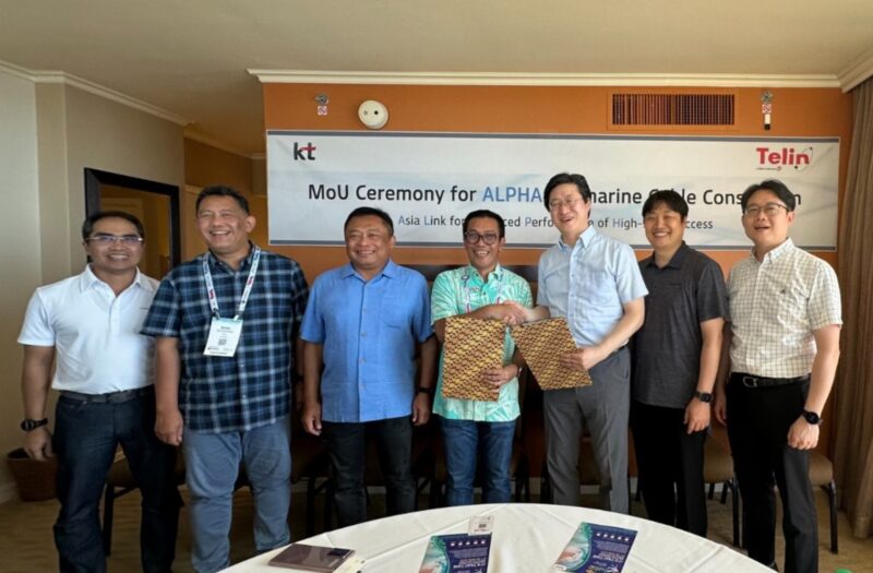 Chief Executive Officer (CEO) Telin Budi Satria Dharma Purba (ketiga dari kiri) dan Senior Vice President KT Corporation Jehoon Myung (keempat dari kanan) usai penandatanganan Memorandum of Understanding (MoU) komitmen konsorsium ALPHA disaksikan Direktur Utama Telkom Ririek Adriansyah (kedua dari kiri), Direktor Wholesale & International ServiceTelkom Bogi Witjaksono (keempat dari kanan), Direktur Group Business Development Telkom Honesty Basyir (paling kiri) dan jajaran KT Corporation di Hawaii beberapa waktu lalu. Foto:Dok/Telkom