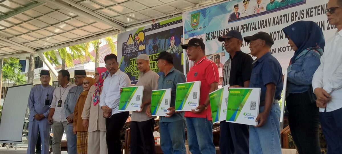Wako Batam menyalurkan ribuan kartu BPJS TK bagi nelayan, Jumat (2/2/2024). Foto:Ramadan/matapedia6
