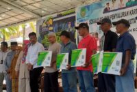 Wako Batam menyalurkan ribuan kartu BPJS TK bagi nelayan, Jumat (2/2/2024). Foto:Ramadan/matapedia6