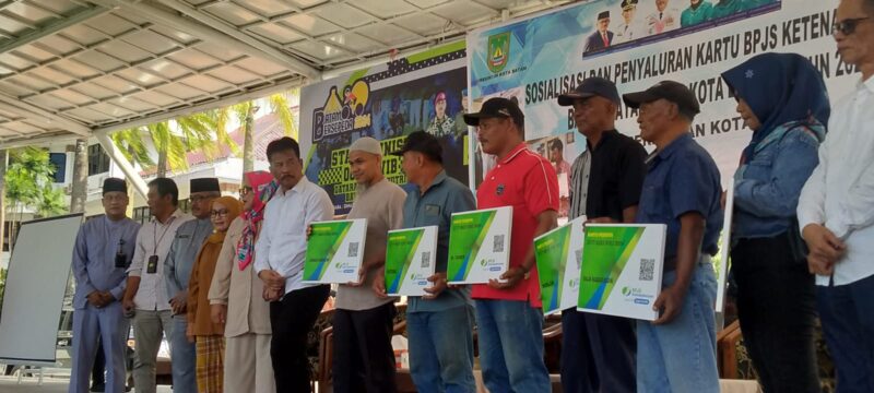 Wako Batam menyalurkan ribuan kartu BPJS TK bagi nelayan, Jumat (2/2/2024). Foto:Ramadan/matapedia6