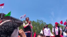 Mahfud MD saat memberikan sambutan dan menyampaikan target kerja Ganjar-Mahfud Md, dihadapan pendukungnya saat kampanye terbuka di Temangenggung Abdul
Jamal Batam, Minggu (4/2/2024). Matapedia6.com/ Ramadan.