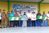 Pemko Batam salurkan kartu BPJS TK di Bulang, Senin (5/2/2024) Foto:Dok/Perkin