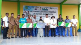 Pemko Batam salurkan kartu BPJS TK di Bulang, Senin (5/2/2024) Foto:Dok/Perkin