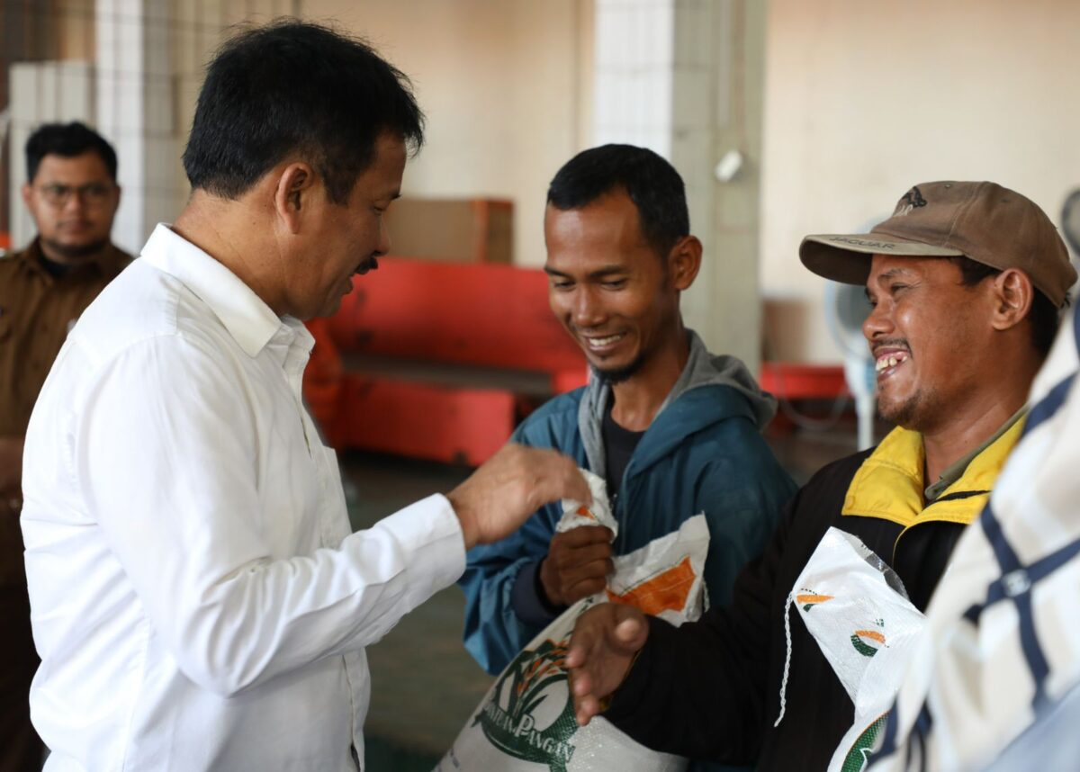 Kepala BP Batam sekaligus Wali Kota Batam Muhammad Rudi saat salurkan bantuan beras. Foto:Dok/Humas BP Batam