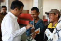 Kepala BP Batam sekaligus Wali Kota Batam Muhammad Rudi saat salurkan bantuan beras. Foto:Dok/Humas BP Batam