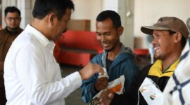 Kepala BP Batam sekaligus Wali Kota Batam Muhammad Rudi saat salurkan bantuan beras. Foto:Dok/Humas BP Batam