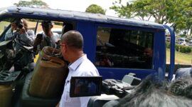 Dirkrimsus Polda Kepri Kombes Pol Putu Yudha Prawira saat menunjukkan barang bukti solar subsidi yang ditangkap dari pelangsir di Batam, Selasa (6/2/2024).Matapedia6.com/Ramadan