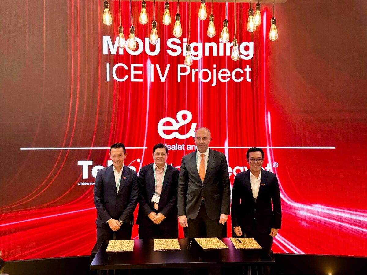 Nabil Baccouche, Group Chief Carrier Wholesale Officer e& (kiri), Seif Mounib, Vice President International and Wholesale Telecom Egypt (kedua dari kanan) dan Budi Satria Dharma Purba, Chief Executive Officer (CEO) Telin (paling kanan) saat penandatanganan MoU Pengembangan SKKL ICE System IV Project di Dubai (7/2). Foto:Dok/Telkom