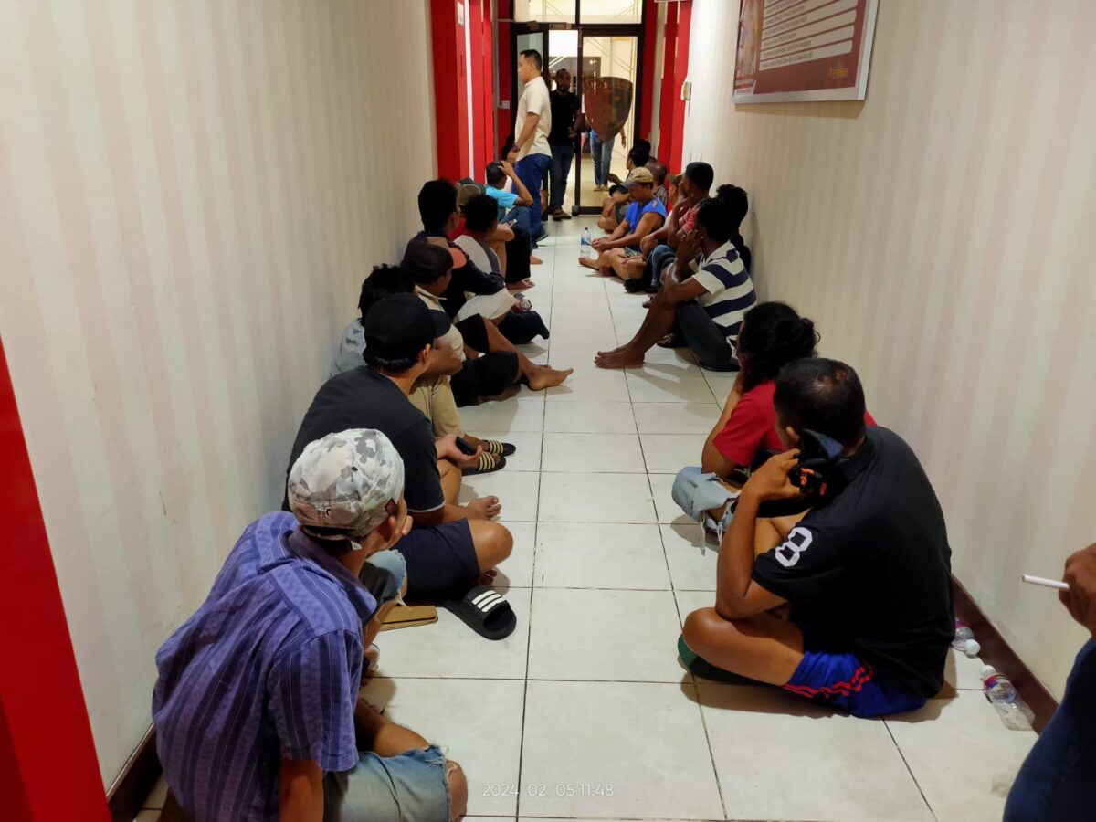 Pemilik dan pemain sabung ayam yang diamankan Polresta Barelang, saat penggrebekan lokasi Sabung Ayam di Tanjung Piayu. Matapedia6.com/ Dok Humas Polresta