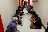 Pemilik dan pemain sabung ayam yang diamankan Polresta Barelang, saat penggrebekan lokasi Sabung Ayam di Tanjung Piayu. Matapedia6.com/ Dok Humas Polresta