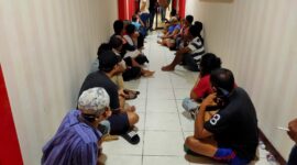 Pemilik dan pemain sabung ayam yang diamankan Polresta Barelang, saat penggrebekan lokasi Sabung Ayam di Tanjung Piayu. Matapedia6.com/ Dok Humas Polresta