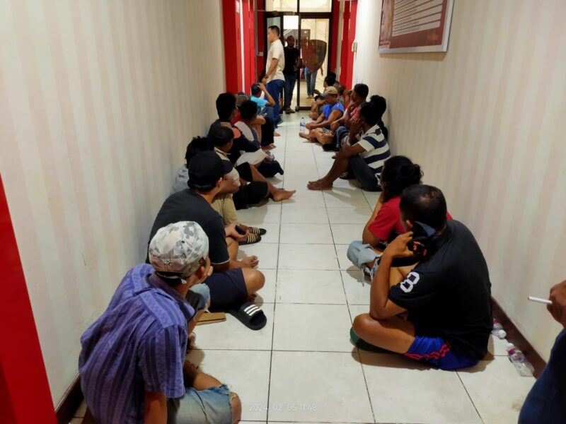 Pemilik dan pemain sabung ayam yang diamankan Polresta Barelang, saat penggrebekan lokasi Sabung Ayam di Tanjung Piayu. Matapedia6.com/ Dok Humas Polresta