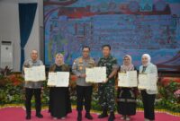 Kapolda Kepri Irjen Pol Yan Fitri Halimansyah dan Danrem 033/WP Brigjen TNI Jimmy Watuseke, tandatangani MOU bersama Uniba, UPB, UNRIKA dan UIB, peningkatan SDM Polri dan TNI, di Graha Lancang Kuning Polda Kepri. Rabu (7/2/2024). Matapedia6.com/ Dok Humas Polda