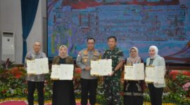 Kapolda Kepri Irjen Pol Yan Fitri Halimansyah dan Danrem 033/WP Brigjen TNI Jimmy Watuseke, tandatangani MOU bersama Uniba, UPB, UNRIKA dan UIB, peningkatan SDM Polri dan TNI, di Graha Lancang Kuning Polda Kepri. Rabu (7/2/2024). Matapedia6.com/ Dok Humas Polda