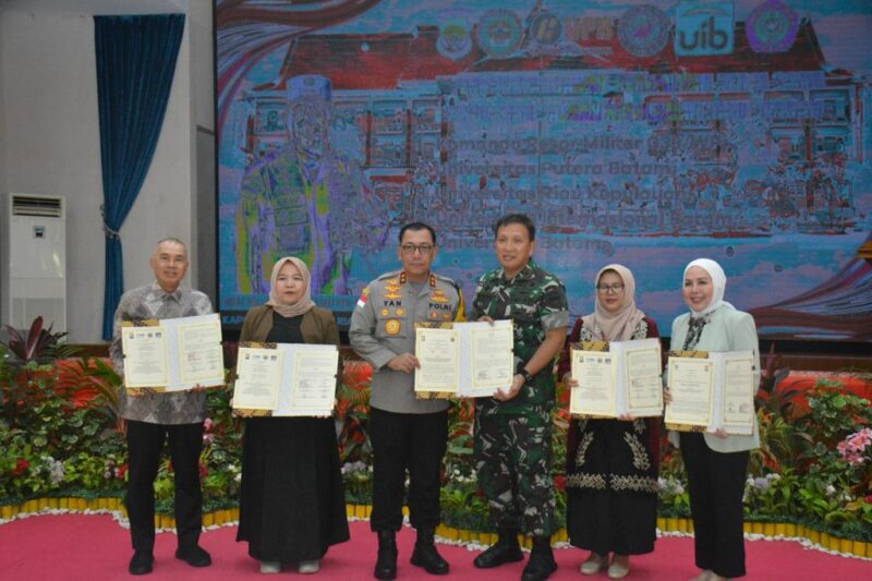 Kapolda Kepri Irjen Pol Yan Fitri Halimansyah dan Danrem 033/WP Brigjen TNI Jimmy Watuseke, tandatangani MOU bersama Uniba, UPB, UNRIKA dan UIB, peningkatan SDM Polri dan TNI, di Graha Lancang Kuning Polda Kepri. Rabu (7/2/2024). Matapedia6.com/ Dok Humas Polda