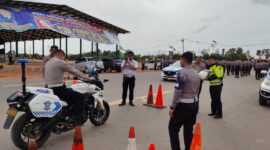 Personel Ditsamapta remaja Polda Kepri dapat pelatihan mengemudi kendaraan dari Ditlantas Polda Kepri, kegiatan dilaksanakan di Gedung Lancang Kucing Polda Kepri, Rabu (7/2/2024). Matapedia6.com/ Dok Humas Polda