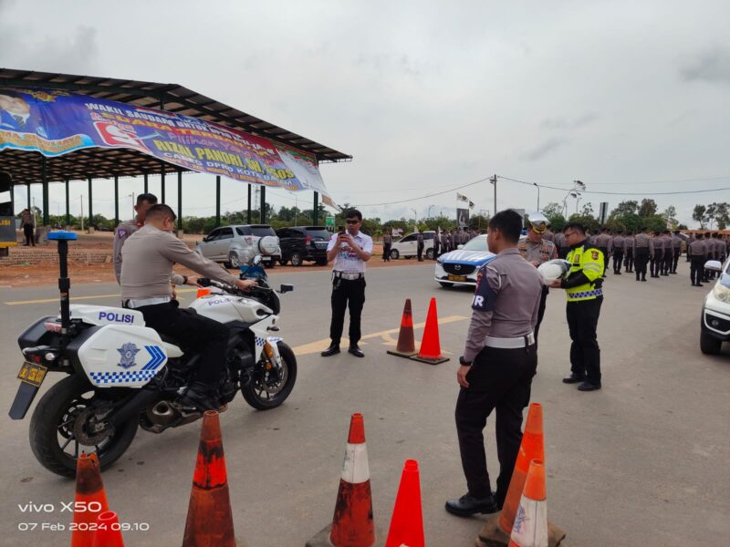 Personel Ditsamapta remaja Polda Kepri dapat pelatihan mengemudi kendaraan dari Ditlantas Polda Kepri, kegiatan dilaksanakan di Gedung Lancang Kucing Polda Kepri, Rabu (7/2/2024). Matapedia6.com/ Dok Humas Polda