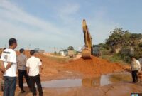 Alat berat PU diturunkan dalam perbaiki jalan rusak depan Bida Asri. Foto:Dok/PU Batam